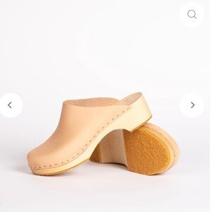 Bryr Women's Tan suede leather and wood Clogs